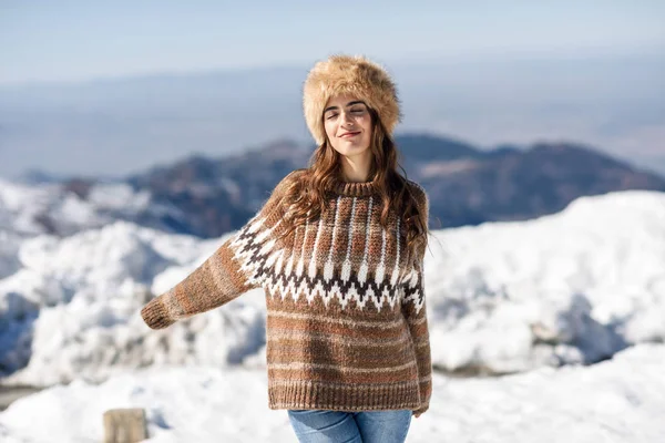 Junge Frau genießt im Winter die verschneiten Berge — Stockfoto