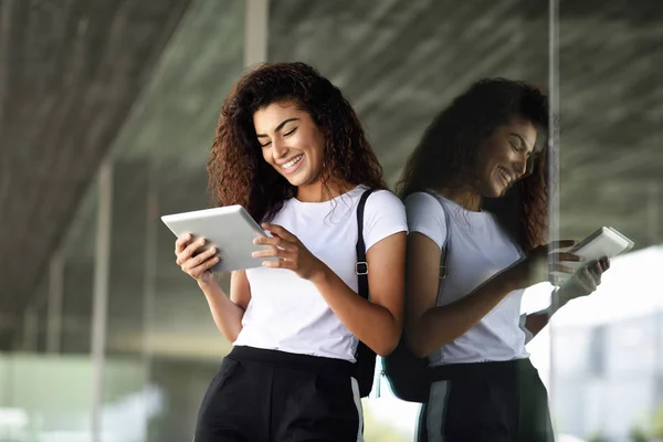 Gelukkig jong Arabisch vrouw met behulp van digitale tablet in zakelijke achtergrond. — Stockfoto
