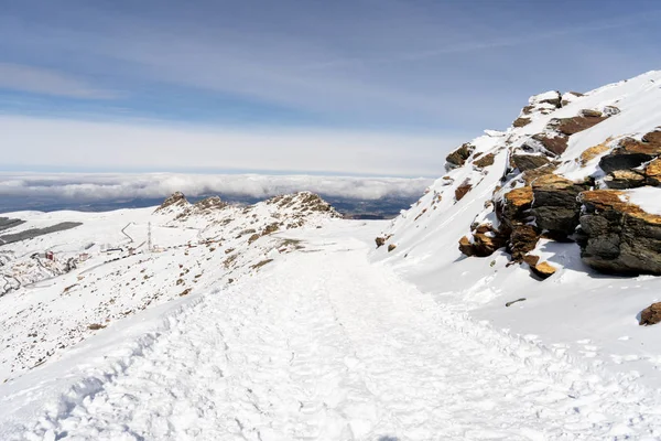 Skidorten Sierra Nevada på vintern, full av snö. — Stockfoto