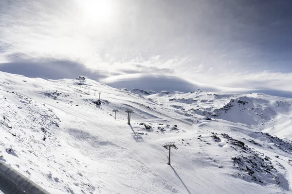 Skidorten Sierra Nevada på vintern, full av snö. — Stockfoto