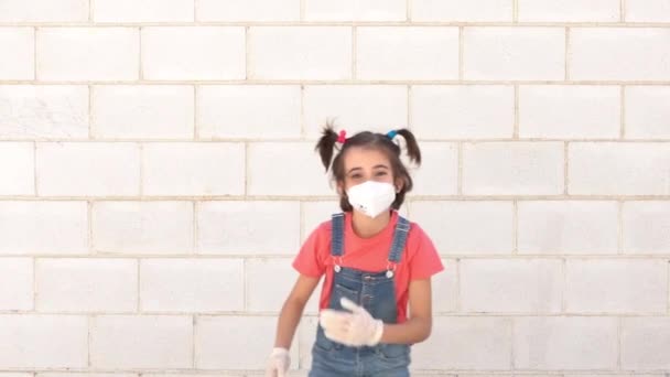 Gyermek lány ugrás visel védő maszkot a koronavírus ellen — Stock videók