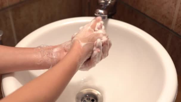 Dziewczyna myje ręce, masując palce, by zapobiec pandemii koronawirusowej. — Wideo stockowe
