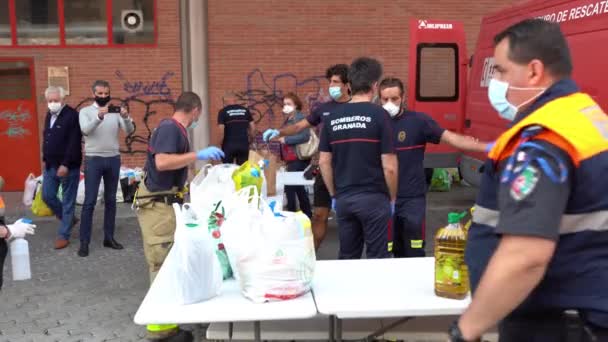Brandmän som samlar in livsmedel och grundläggande förnödenheter för offer för fattigdom från Covid 19-pandemin. — Stockvideo