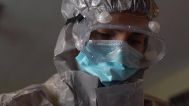 PPE Kişisel Koruma Ekipmanı Kadın Doktoru