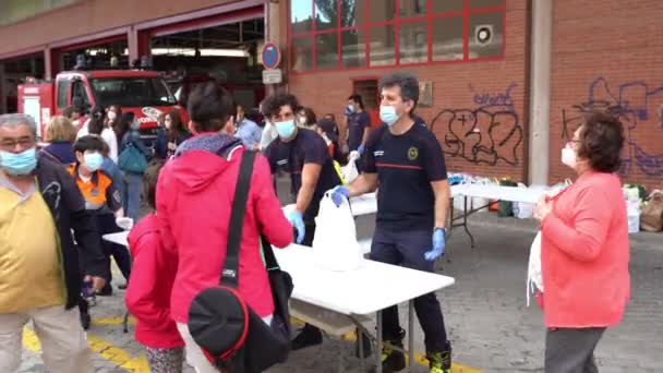 Vigili del fuoco che raccolgono cibo e beni di prima necessità per le vittime della povertà dalla pandemia del Covid-19. — Video Stock