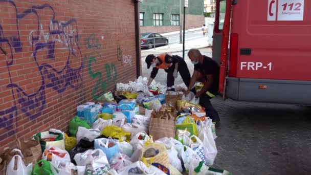 Brandmän som samlar in livsmedel och grundläggande förnödenheter för offer för fattigdom från Covid 19-pandemin. — Stockvideo