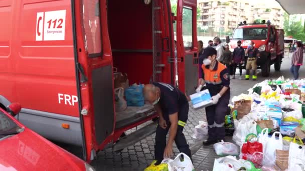 Strażacy zbierający żywność i podstawowe potrzeby dla ofiar ubóstwa z pandemii Covid-19. — Wideo stockowe