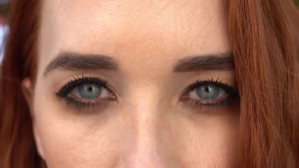 Női arc, lány nyitja gyönyörű kék szeme, — Stock videók