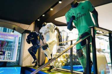 MADRİD, İSPAN - 26 ARALIK 2020: Resmi giyim mağazası