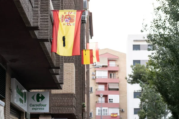 Bandeiras da Espanha com fita preta para lembrar as vítimas de covid-19 . — Fotografia de Stock