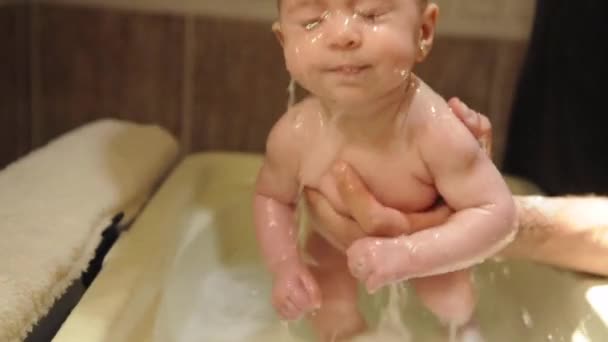 Père baignant son petit bébé dans la baignoire — Video