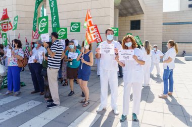 Sağlık çalışanları hakları ve çalışma koşulları için gösteri yapıyorlar.