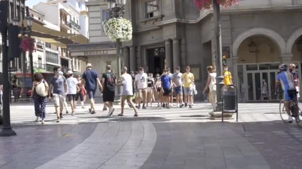Pessoas andando por uma rua comercial usando máscaras — Vídeo de Stock
