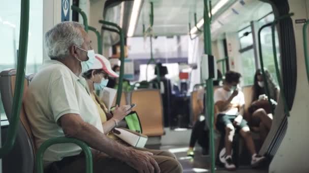 Disparo dentro de un vagón del metro cargando a la gente con máscaras en cada estación — Vídeos de Stock