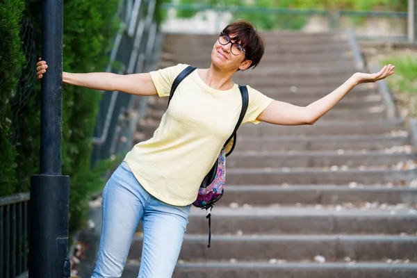 Divertida mujer feliz de mediana edad en un parque urbano . —  Fotos de Stock