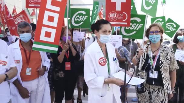 Gezondheidswerkers demonstreren voor hun rechten en arbeidsomstandigheden. — Stockvideo