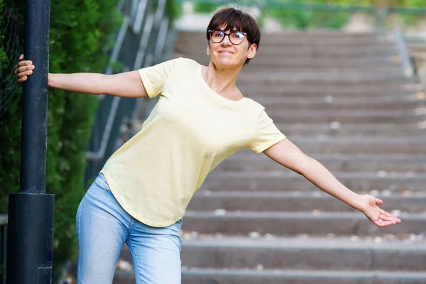 Divertente felice donna di mezza età in un parco urbano. — Foto Stock