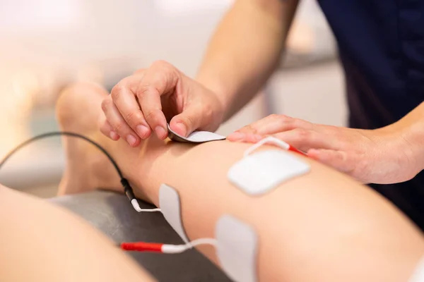 Electro estimulação em fisioterapia para uma mulher jovem — Fotografia de Stock