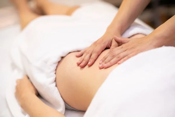 Kobieta otrzymująca masaż brzucha w centrum fizjoterapii. — Zdjęcie stockowe