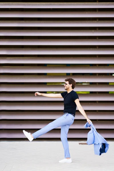 Hombre feliz caminando divertido en el fondo urbano —  Fotos de Stock