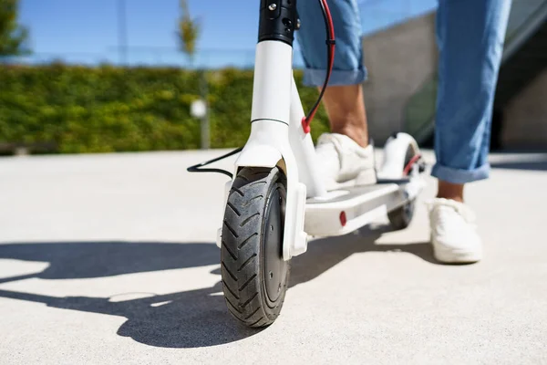 Mujer circulando por la ciudad con un scooter eléctrico —  Fotos de Stock