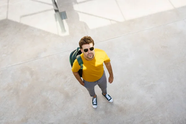 Vista superior de un estudiante masculino en el campus universitario. — Foto de Stock