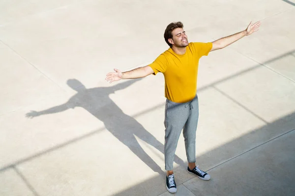 Draufsicht eines Mannes, der seine Arme öffnet — Stockfoto