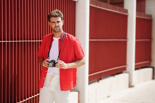 Millennial uomo scattare foto con una fotocamera reflex — Foto Stock