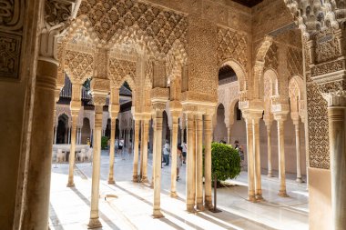 Maske takan turistler Granada 'daki Alhambra Verandası' nı ziyaret ediyorlar..