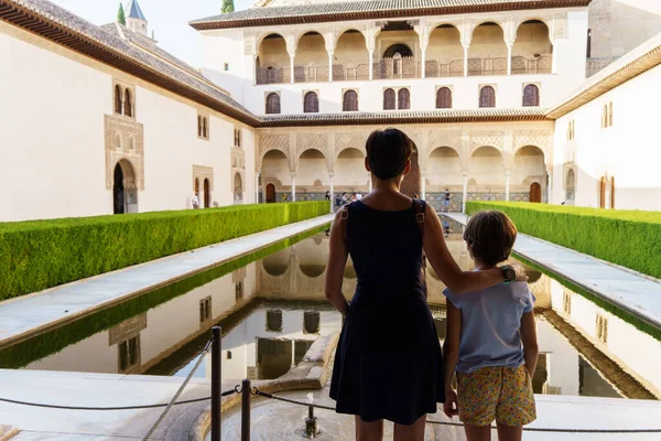 Toeristen met maskers op bezoek bij het Comares Paleis van het Alhambra in Granada. — Stockfoto