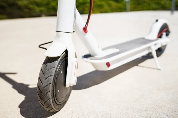 Detalhe do conceito de transporte alternativo eco scooter elétrico branco. — Fotografia de Stock