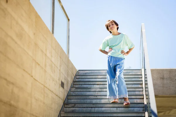 Menina de 9 anos posando feliz em uma escada — Fotografia de Stock