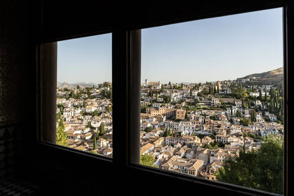 Barrio Albayzin de Granada, España, desde una ventana en el palacio de la Alhambra — Foto de Stock