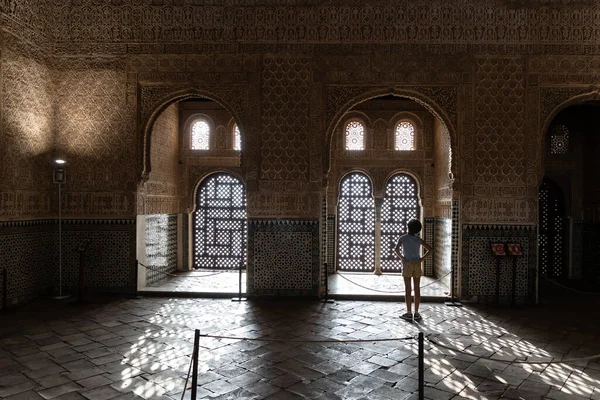 Dívka těší světlo Alhambra v Granadě. — Stock fotografie