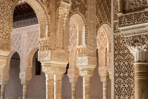 Säulen des Löwenhofes an der Alhambra von Granada. — Stockfoto