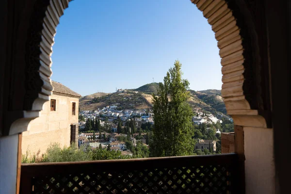 Quartier Albayzin de Grenade, Espagne, depuis une fenêtre dans le palais de l'Alhambra — Photo