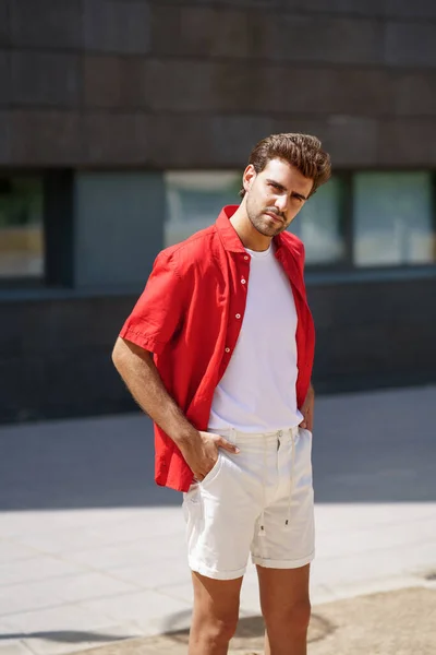 Homme à la mode debout à l'extérieur portant des vêtements décontractés — Photo