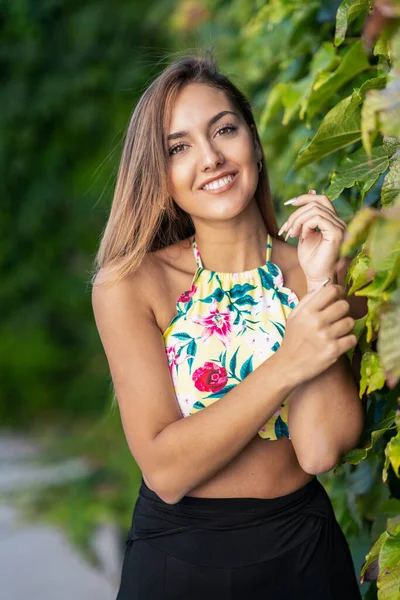 Glückliches junges Mädchen mit schönen glatten Haaren — Stockfoto