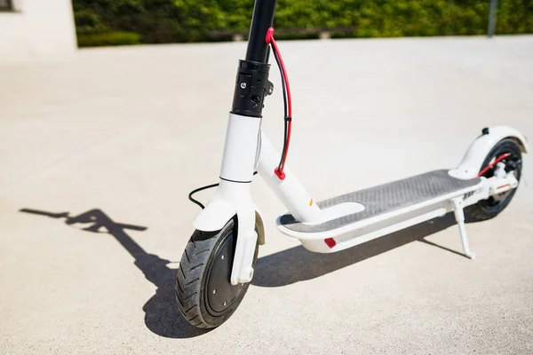 Detalle de scooter eléctrico blanco concepto de transporte alternativo ecológico. —  Fotos de Stock