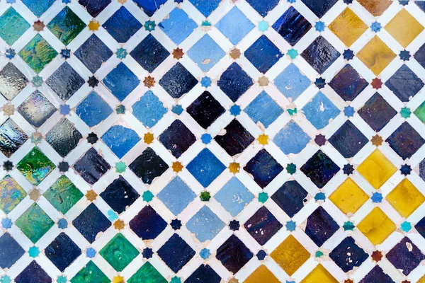 Paredes de cerâmica na Alhambra de Granada. — Fotografia de Stock