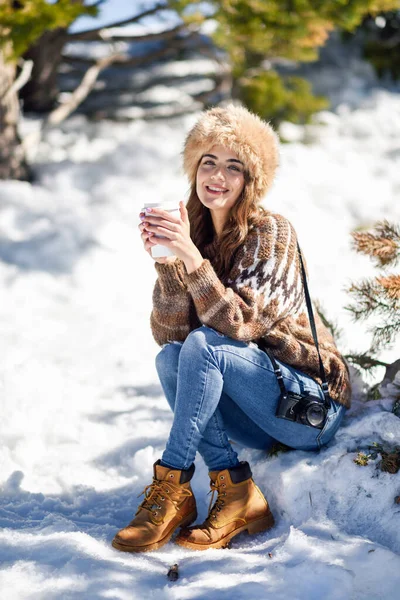 Mladá žena těší zasněžené hory v zimě — Stock fotografie