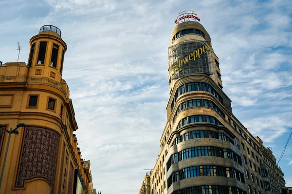 MADRID, ESPAÑA, 26 DE DICIEMBRE DE 2019: Famoso edificio Scheweppes en Gran Vía — Foto de Stock