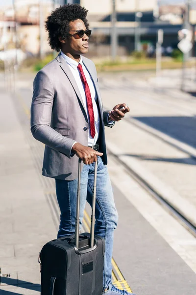 Uomo d'affari nero in attesa del prossimo treno — Foto Stock