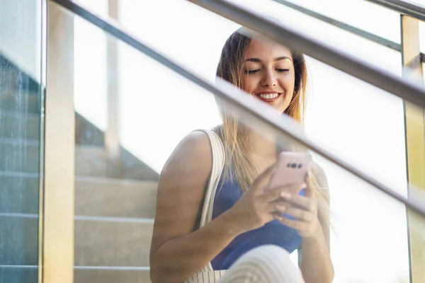 Chica usando un teléfono inteligente de pantalla táctil con ropa casual — Foto de Stock