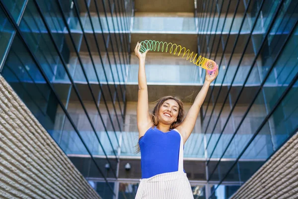 Mädchen spielt mit einem bunten Frühlingsspielzeug im Freien — Stockfoto