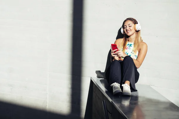 Chica usando un teléfono inteligente con ropa casual —  Fotos de Stock