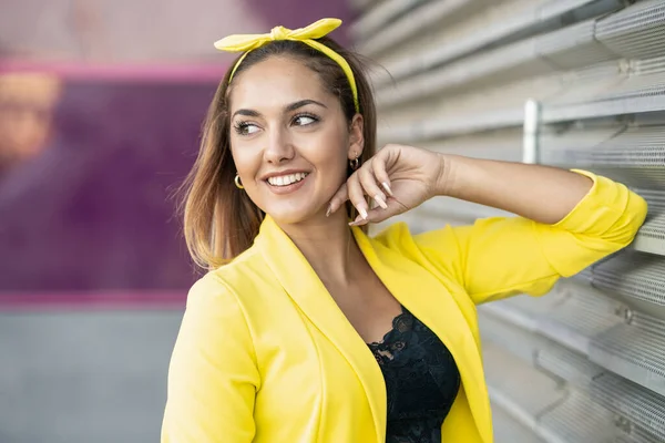 노란 자켓을 입고 헤드 밴드를 한 젊은 여자 — 스톡 사진