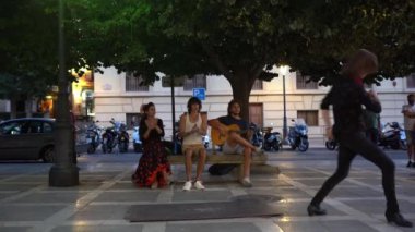 Granada, ANDALUSIA, İspanya 29 AĞUSTOS 2020: Granada 'da çok ırklı flamenko dansçıları grubu.