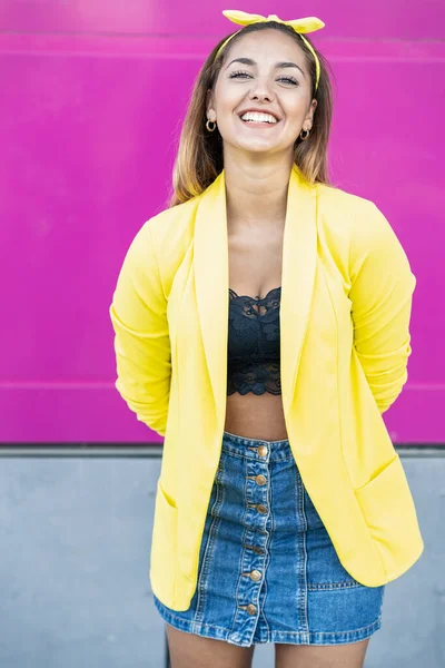 노란 자켓을 입고 헤드 밴드를 한 젊은 여자 — 스톡 사진