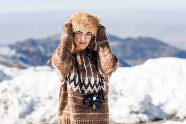 Fiatal nő élvezi a havas hegyekben télen — Stock Fotó